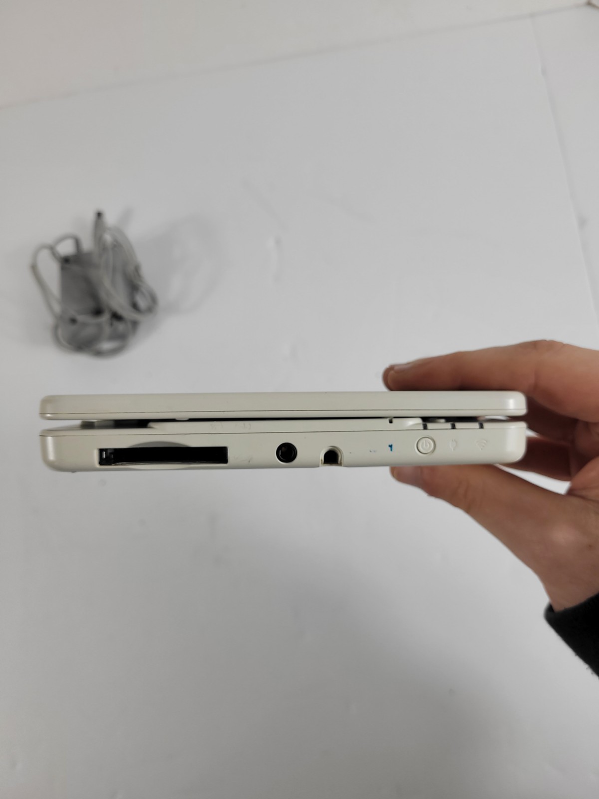 Nintendo 3DS XL Special Edition White Handheld 4GB NTSC-U/C SPR-001.