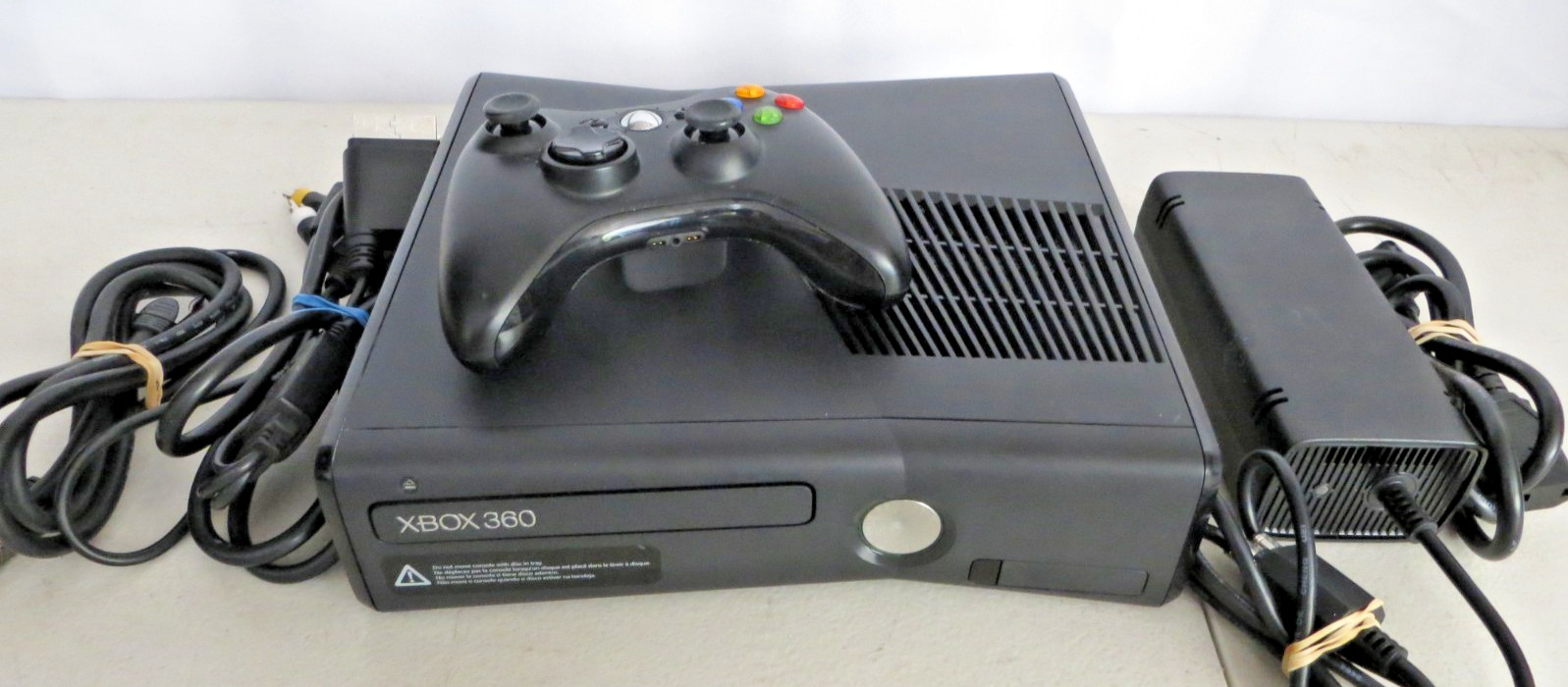 Microsoft Xbox 360 S 250GB Model 1439 Video Game Console Bundle w/One Controller